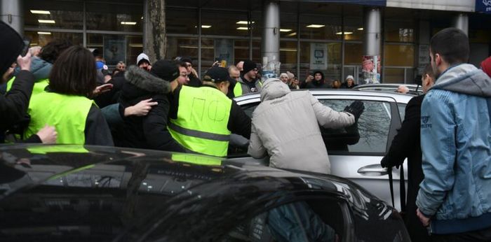GRAĐANI ŠIROM SRBIJE PROTESTUJU „ZASTANI SRBIJO“