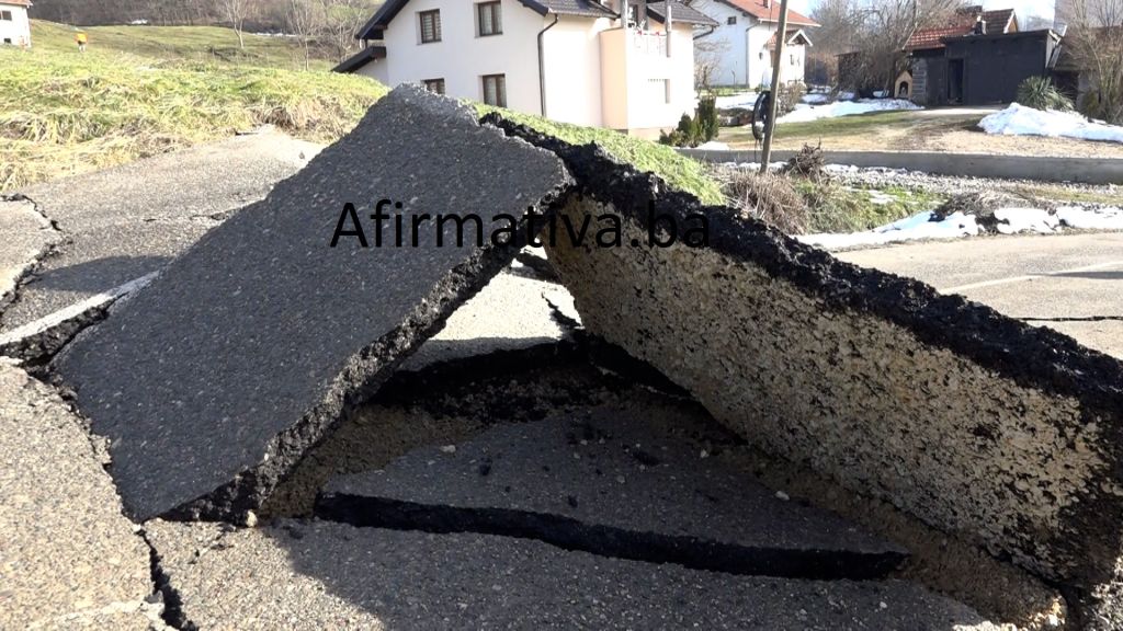 MAGLAJ: VELIKO KLIZIŠTE UGROZILO SEDAM KUĆA I PREKINULO REGIONALNI PUT