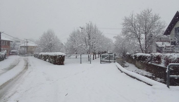OPREZ NA ODRONE ZEMLJE I KAMENJE NA KOLOVOZU