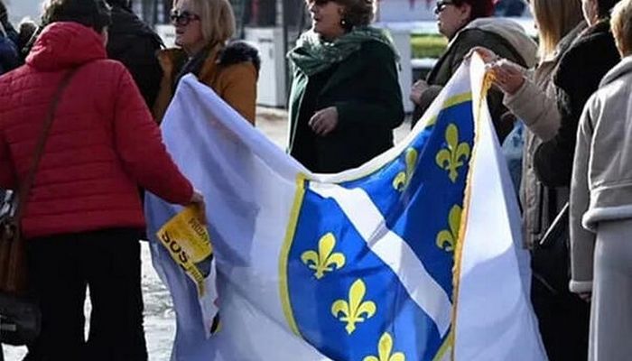 MUP RS I DALJE NEZAKONITO KAŽNJAVA ISTICANJE ZASTAVE S LJILJANIMA