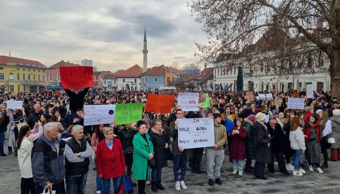 PROTEST SREDNJOŠKOLACA, STUDENATA I PENZIONERA U TUZLI