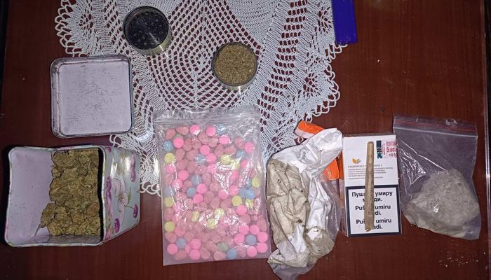 UHAPŠEN GRAČANLIJA: ODUZETO ORUŽJE, NOVAC I DROGA