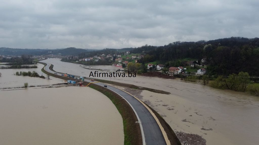 U DOBOJ JUGU VODA PROBILA NASIP, U SLIVU BOSNE STABILNO...