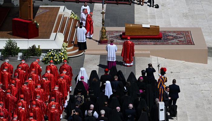 ZAVRŠENA MISA ZA PAPU FRANJU, KRENULA POGREBNA POVORKA