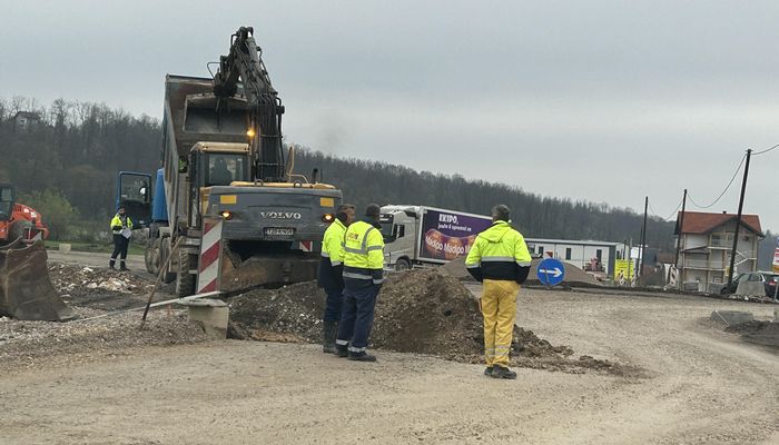 ZBOG RADOVA NA VIŠE PUTNIH PRAVACA SAOBRAĆA SE USPORENO