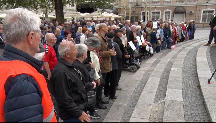 TUZLA: PENZIONERI IZAŠLI NA ULICE, ZAHTIJEVAJU BOLJI STATUS