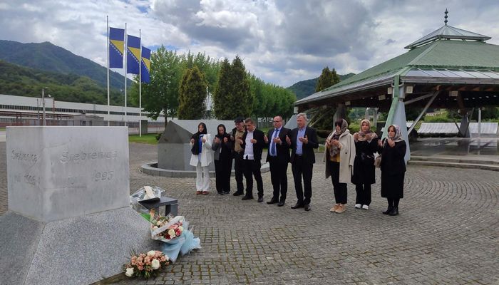 MINISTAR ADNAN SIROVICA SA UPOSLENICIMA MINISTARSTVA ZA BORAČKA PITANJA POSJETIO MEMORIJALNI CENTAR POTOČARI