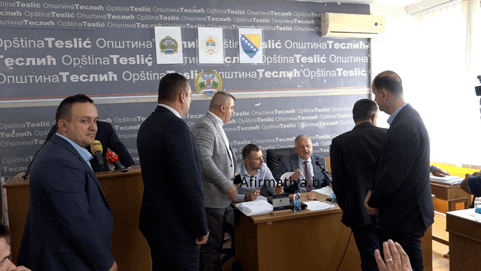 TESLIĆ: SKUPŠTINSKA VEĆINA, PRIJETNJE I JEDNA BOMBA