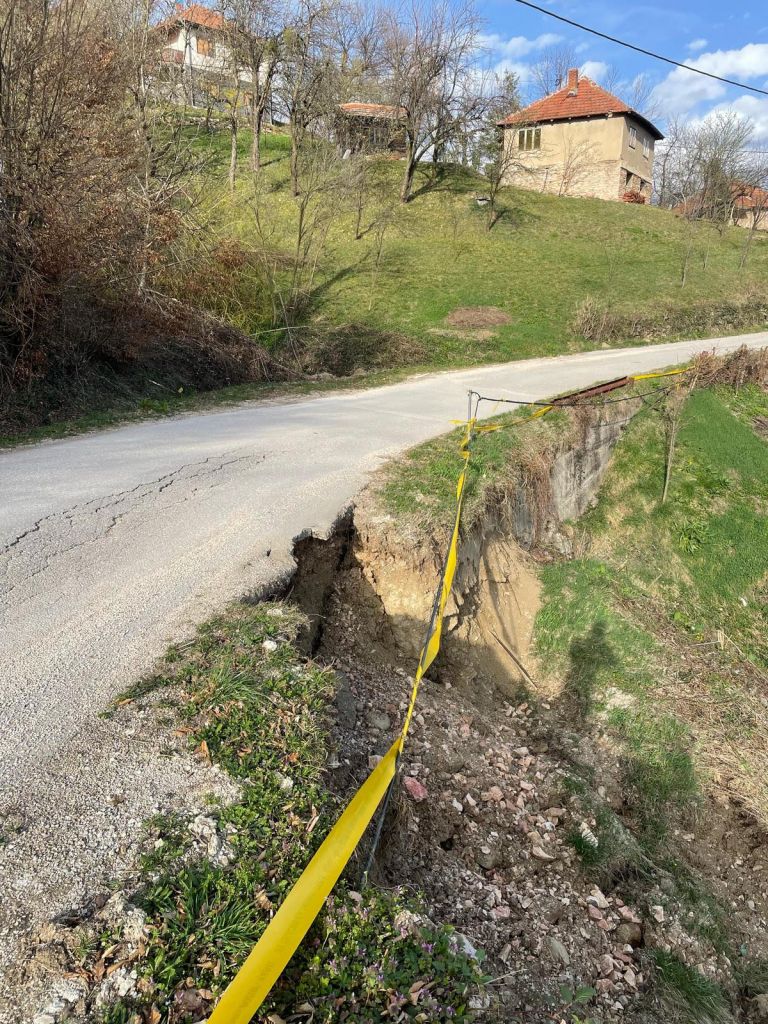 ZDK : NA  PODRUČJU TEŠNJA REGISTORVANA ČETIRI NOVA KLIZIŠTA, U OPĆINI DOBOJ JUG AKTIVIRANO JEDNO