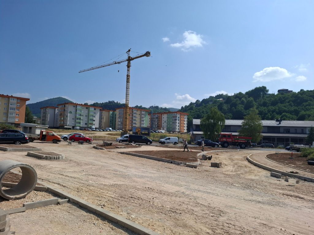 Ministri Šabani i Čišija zadovoljni dinamikom gradnje kružnog toka u Visokom