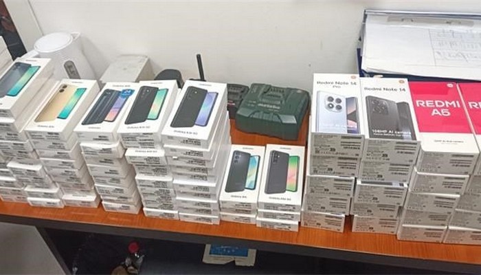 KOD VOZAČA IZ BIH PRONAĐENO 384 KOMADA MOBITELA MARKE SAMSUNG I IPHONE