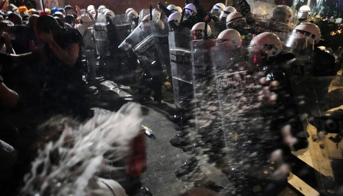 „POLICIJA JURIŠALA NA MIRNE DEMONSTRANTE“: STRANI MEDIJI PIŠU O BRUTALNOJ INTERVENCIJI VUČIČEVOG REŽIMA U NOVOM SADU