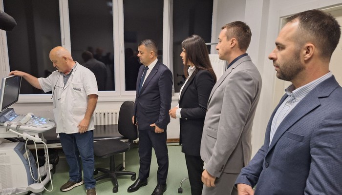 MINISTAR HURTIĆ PRISUSTVOVAO SVEČANOJ PRIMOPREDAJI MEDICINSKE OPREME U DOMU ZDRAVLJA DOBOJ
