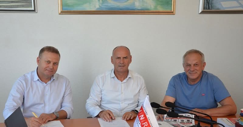 Univerziteta FINRA Tuzla prof.dr. Ismet Kalić potpisao je sporazum o poslovnoj saradnji sa turističkim agencijama Sudex iz Gradačca i Guverner Turist iz Tuzle.