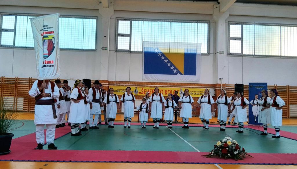 MAGLAJ ODRŽANA VI MULTIETNIČKA SMOTRA FOLKLORA „ŠEHERSKO KOLO“