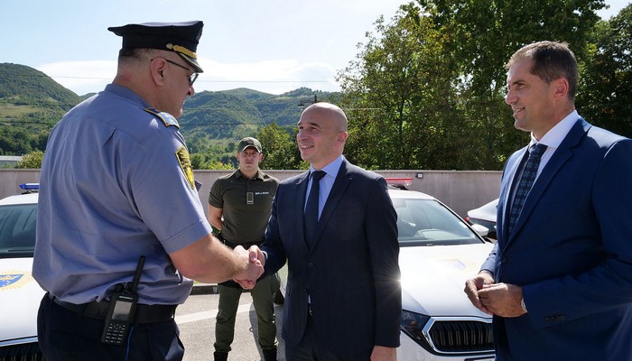 PREMIJER PIVIĆ I MINSTAR VRAČO URUČILI 14 NOVIH VOZILA UPRAVI POLICIJE MUP-A