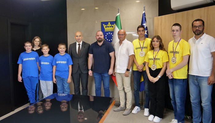 PREMIJER PIVIĆ NAGRADIO MLADE ROBOTIČARE SA PO 1.500 KM ZA OSOVJENO DRUGO MJESTO U EVROPI