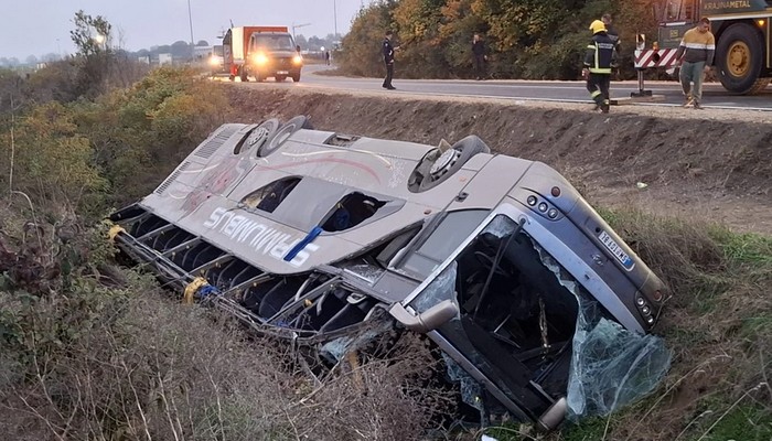TRAGEDIJA KOD SREMSKE MITROVICE, 80 OSOBA POVRIJEĐENO U PREVRTANJU AUTOBUSA