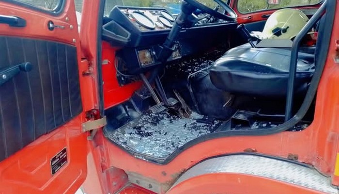 GRAČANICA: NAPADNUTA VATROGASNA EKIPA, RAZBIJENO STAKLO NA VOZILU