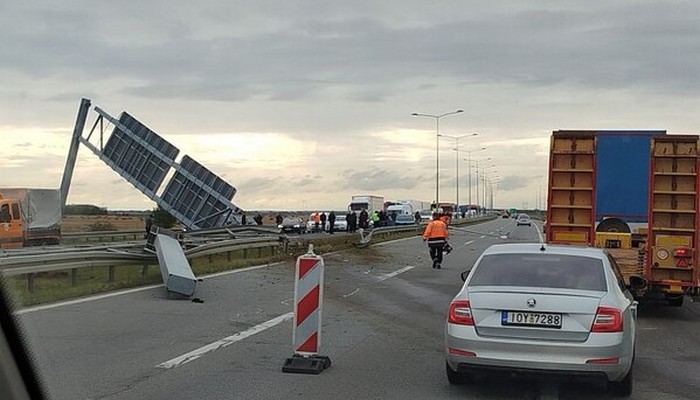 PALA METALNA KONSTRUKCIJA NA AUTO- PUTU BEOGRAD – NOVI SAD, OBUSTAVLJEN SAOBRAĆAJ