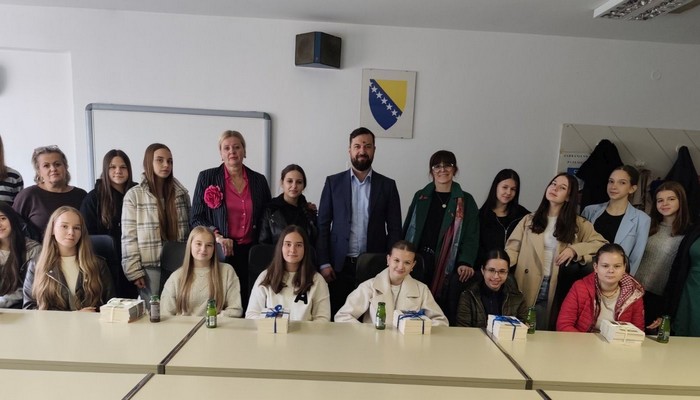 POSJETA UČENIKA, NASTAVNIKA I PREDSTAVNIKA GALERIJE „PREPOROD“ ZENICA MINISTARSTVU ZA OBRAZOVANJE, NAUKU, KULTURU I SPORT ZDK