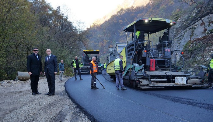 ZAVRŠNI RADOVI NA DIONICI REGIONALNE CESTE ZENICA-BABINO: VLADA ZDK ZA REKONSTRUKCIJU PUTEVA U BABINSKOM SLIVU OVE GODINE IZDVOJILA 1,5 MILIONA KM