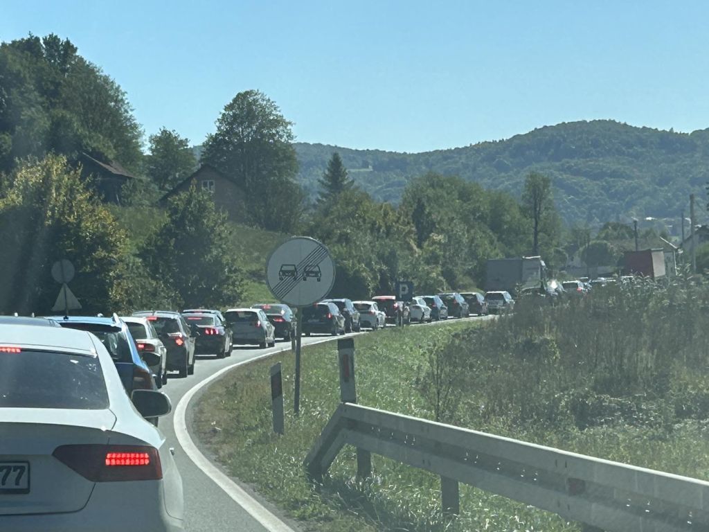 UKOLIKO PUTUJETE IZ PRAVCA DOBOJA PREMA SARAJEVU POGLEDAJTE GDJE JE SAOBRAĆAJ USPOREN