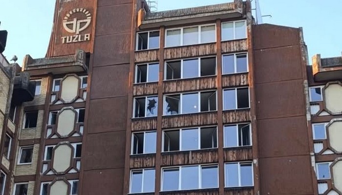 DVANAEST OSOBA SMRTNO JE STRADALO U POŽARU U TUZLI, ČETIRI JOŠ U TEŠKOM STANJU