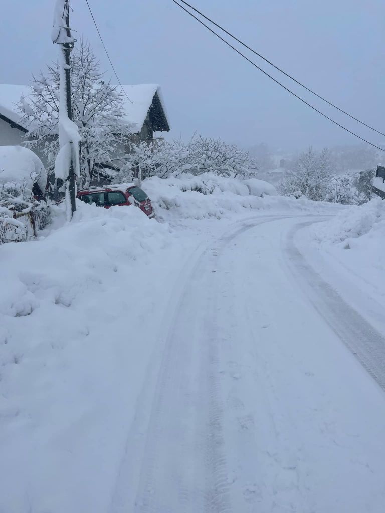U VIŠIM PREDJELIMA PADA SNIJEG, ZBOG ODRONA ZATVORENA CESTA JABLANICA - BLIDINJE