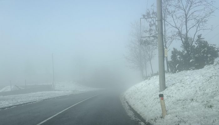 NA VIŠE PUTNIH PRAVACA MAGLA SMANJUJE VIDLJIVOST, CESTA JABLANICA BLIDINJE ZATVORENA