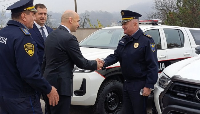 POLICIJA SEDAM NOVIH TERENSKIH VOZILA ZA EFIKASNIJI RAD: SIGURNOST GRAĐANA I MODERNIZACIJA POLICIJE PRIORITET VLADE ZDK