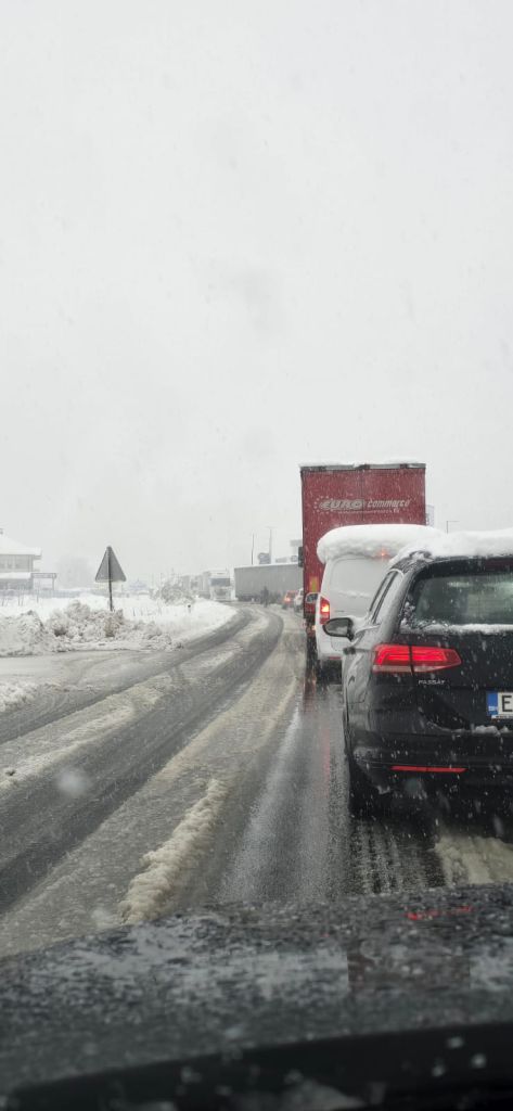 U TUNELU KARAULA NA PUTU ŽEPČE-MAGLAJ OBUSTAVLJEN SAOBRAĆAJ ZBOG DVA ZAGLAVLJENA TERETNA VOZILA