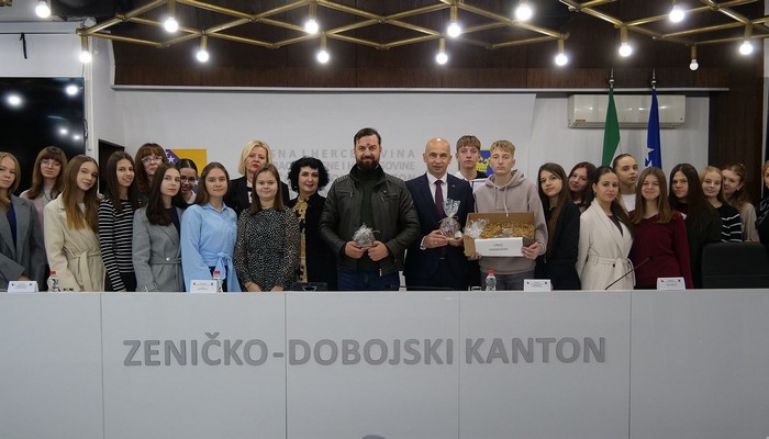ZAVRŠETAK PROJEKTA „SUVENIRNICA“: PREMIJER PIVIĆ UGOSTIO UČENIKE I NASTAVNIKE ZENIČKE ŠKOLE