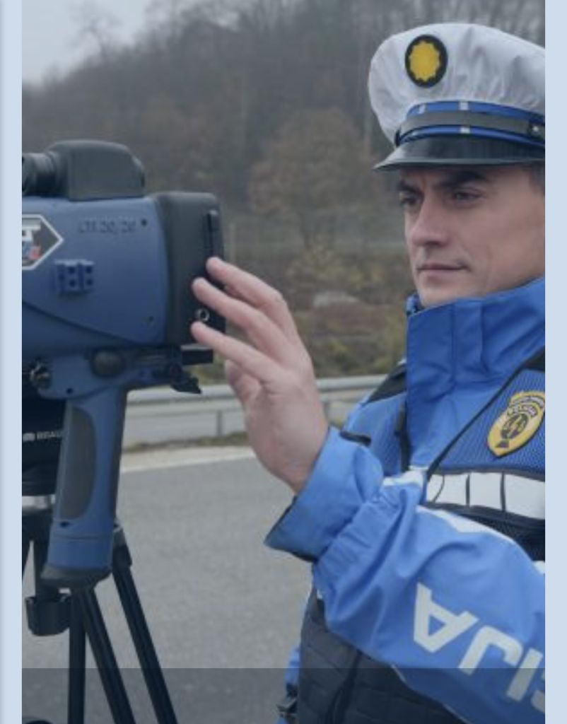 NOVI MOBILNI RADARI U RUKAMA POLICIJSKIH SLUŽBENIKA: MJERE BRZINU KRETANJA VOZILA DO 320 KM/H, NA UDALJENOSTI I DO 1.200 METARA
