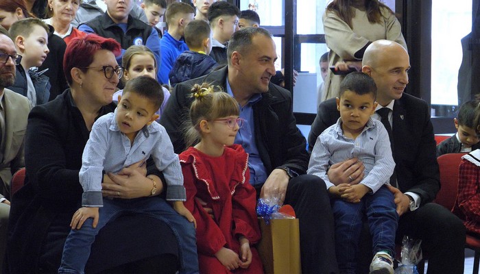 PREMIJER PIVIĆ I ČLANOVI VLADE POSJETILI JU DOM-PORODICA U ZENICI