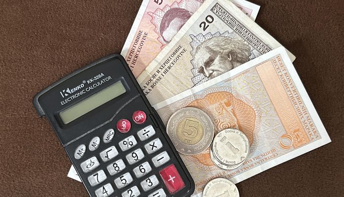 VLADA FBIH: VEĆE PLATE I SOCIJALNE NAKNADE