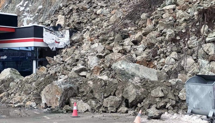 ZVORNIK: KAMENJE SE OBRUŠILO NA BENZINSKU PUMPU