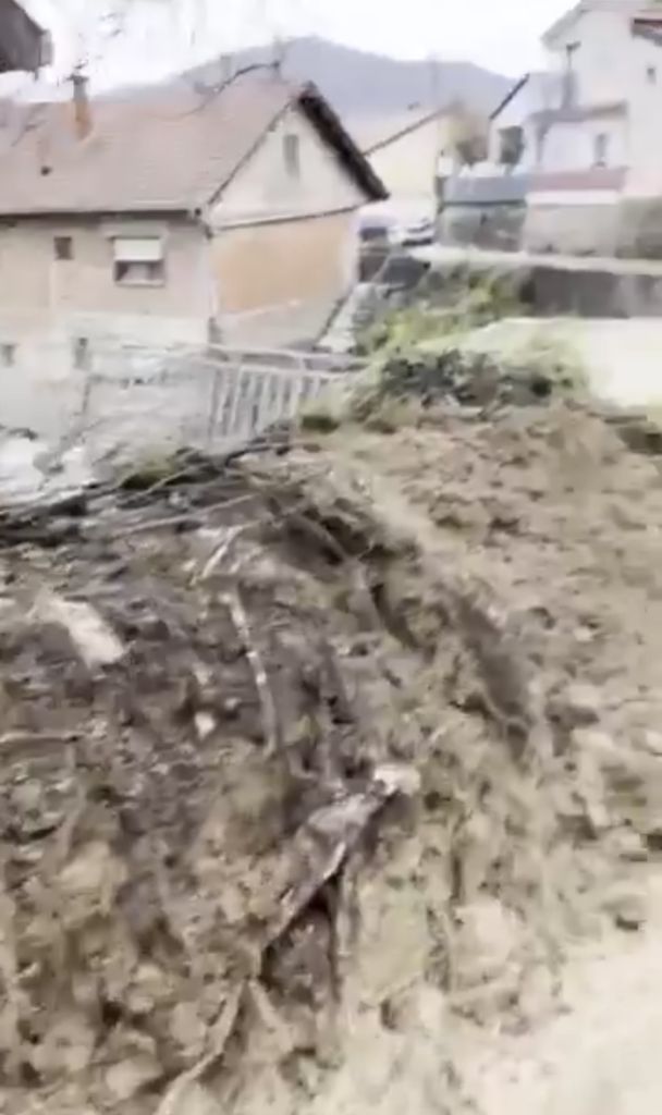KLIZIŠTE U MOSTARSKOM NASELJU CIM UGROŽAVA KUĆE