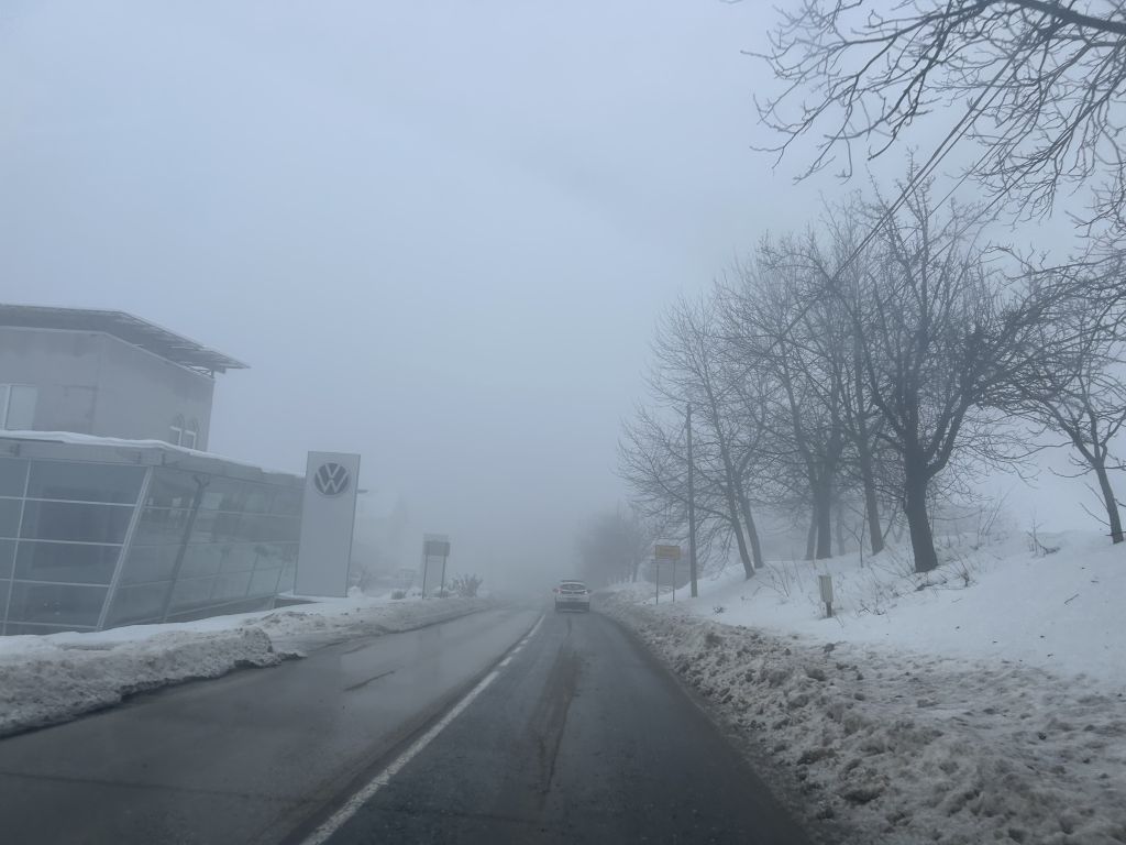 JUTROS U VEĆEM DIJELU ZEMLJE SAOBRAĆA SE PO MOKROM I KLIZAVOM KOLOVOZU