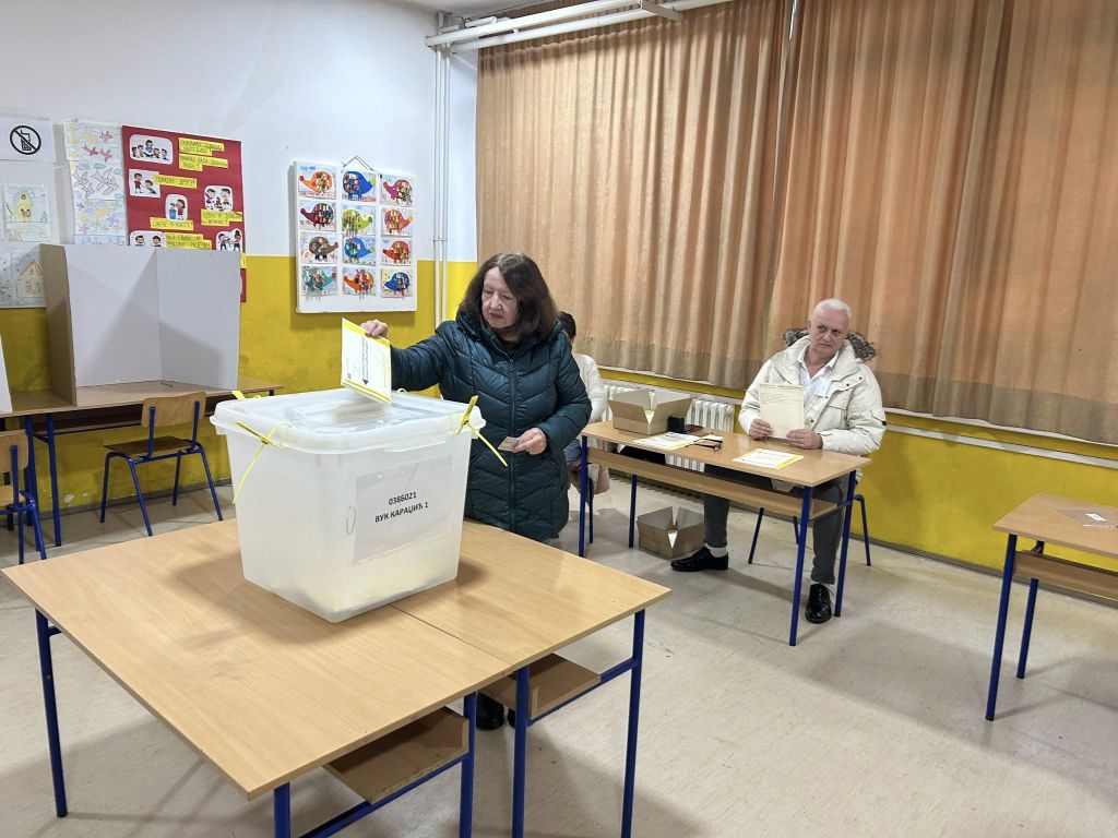 DOBOJ PONOVLJENI IZBORI ZA PREDSJEDNIKA RS: SANJA VULIĆ VERBALNO NASRNULA NA POSMATRAČA STAMENKA POPOVIĆA?!