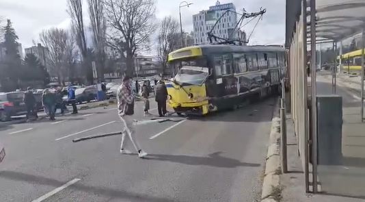Tramvaj iskočio iz šina u centru Sarajeva, saobraćaj obustavljen
