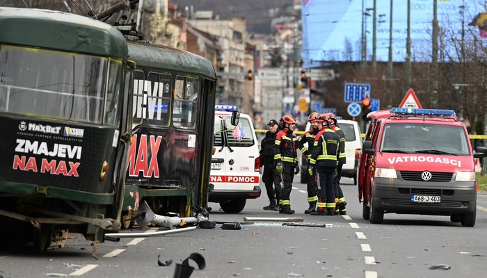 DJEVOJČICI AMPUTIRANA NOGA NAKON ISKAKANJA TRAMVAJA IZ ŠINA