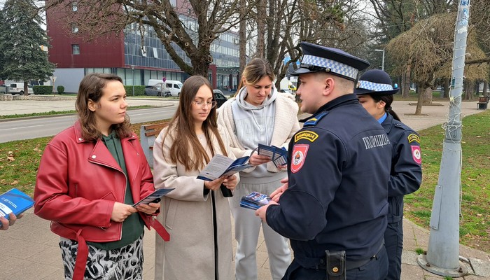 AKTIVNOSTI U DOBOJU POVODOM PROJEKTA "UNAPREĐENJE ODGOVORA NA DIGITALNO NASILJE NAD ŽENAMA I DJEVOJČICAMA U BIH"