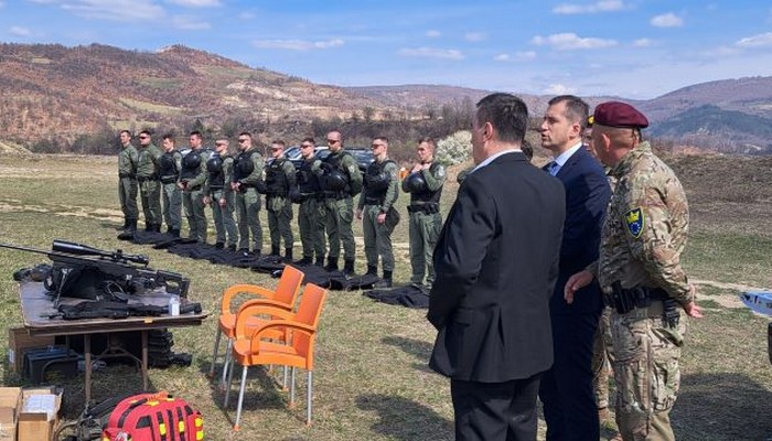 MINISTAR VRAČO I KOMESAR GAZIĆ PRISUSTVOVALI BOJEVOM GAĐANJU PRIPADNIKA SPECIJALNE POLICIJSKE JEDINICE