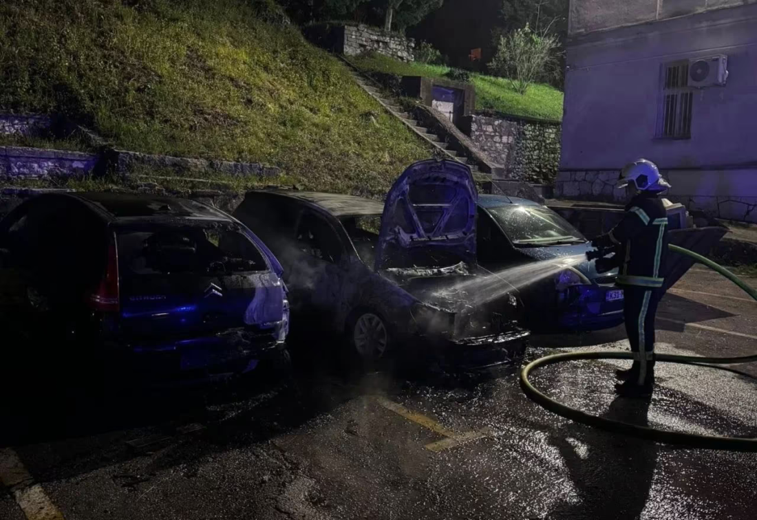 IZGRORJELO ŠEST VOZILA U DVORIŠTU SREDNJE EKONOMSKE ŠKOLE U MOSTARU