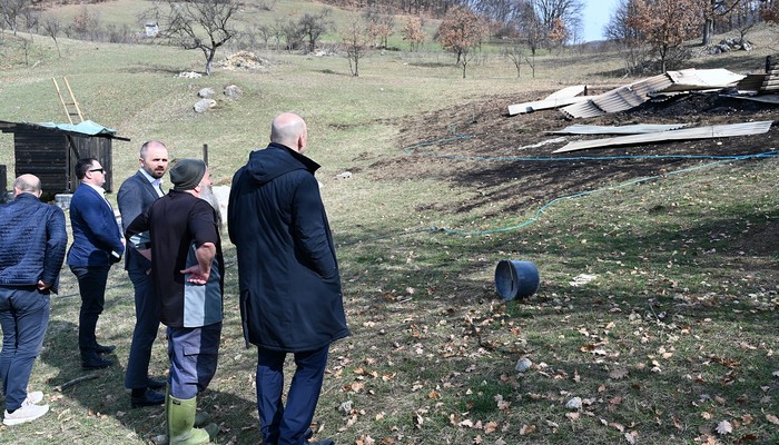 PREMIJER PIVIĆ I MINISTAR ČAJIĆ POSJETILI IMANJE PORODICE SIKIRIĆ KOJOJ JE U POŽARU IZGORJELA ŠTALA SA STADOM KOZA