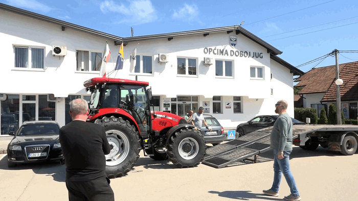 DOBOJ JUG: NABAVLJEN TRAKTOR I OPREMA ZA PREVENCIJU POPLAVA OD 200.000 KM