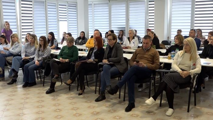 PANEL O AUTIZMU U DOBOJU: KLJUČNO JE S LIJEČENJEM KRENUTI NA VRIJEME