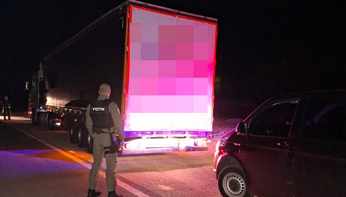PRILIKOM POJAČANE KONTROLE U BLIZINI GRANICE S RH, U KAMIONU PRONAĐENO 38 MIGRANATA