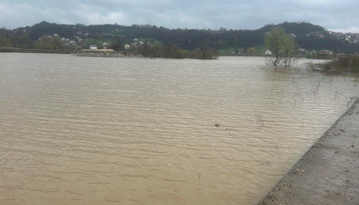 POPLAVE PRIJETE TUZLANSKOM KANTONU - SPREČA IZAŠLA IZ KORITA KOD GRAČANICE